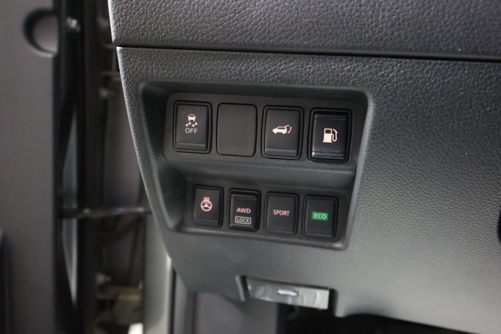 Used 2018 Nissan Rogue SV w/ Premium Package AWD/4WD image 32