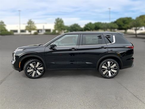 New 2025 Mitsubishi Outlander SE image 3