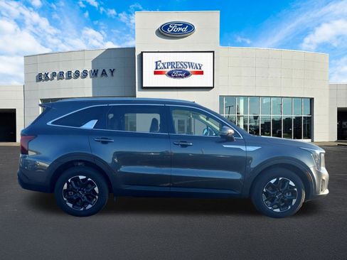 Used 2024 Kia Sorento S w/ Panoramic Sunroof Package image 5