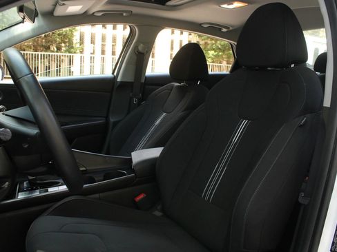 Used 2025 Hyundai Elantra SEL FWD image 16