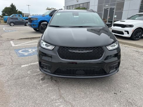 New 2026 Chrysler Pacifica Limited w/ S Appearance Package image 10