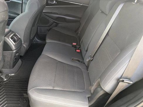 Used 2020 Kia Sorento S image 18