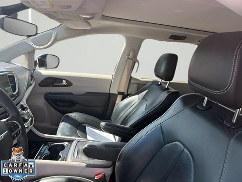 Certified 2023 Chrysler Pacifica Limited FWD image 9