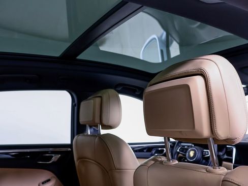 Certified 2025 Porsche Macan AWD/4WD image 23