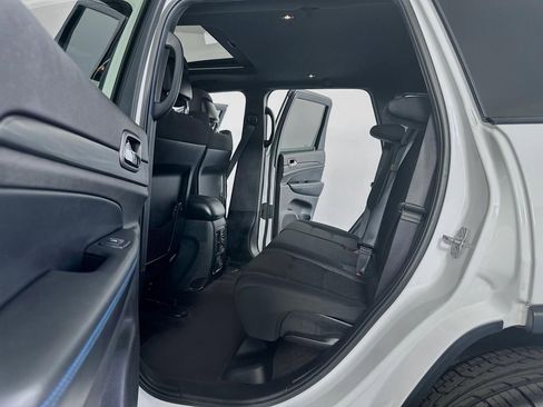 Used 2019 Jeep Grand Cherokee Laredo image 31