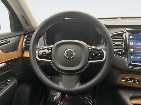 Used 2023 Volvo XC90 B6 Plus image 12