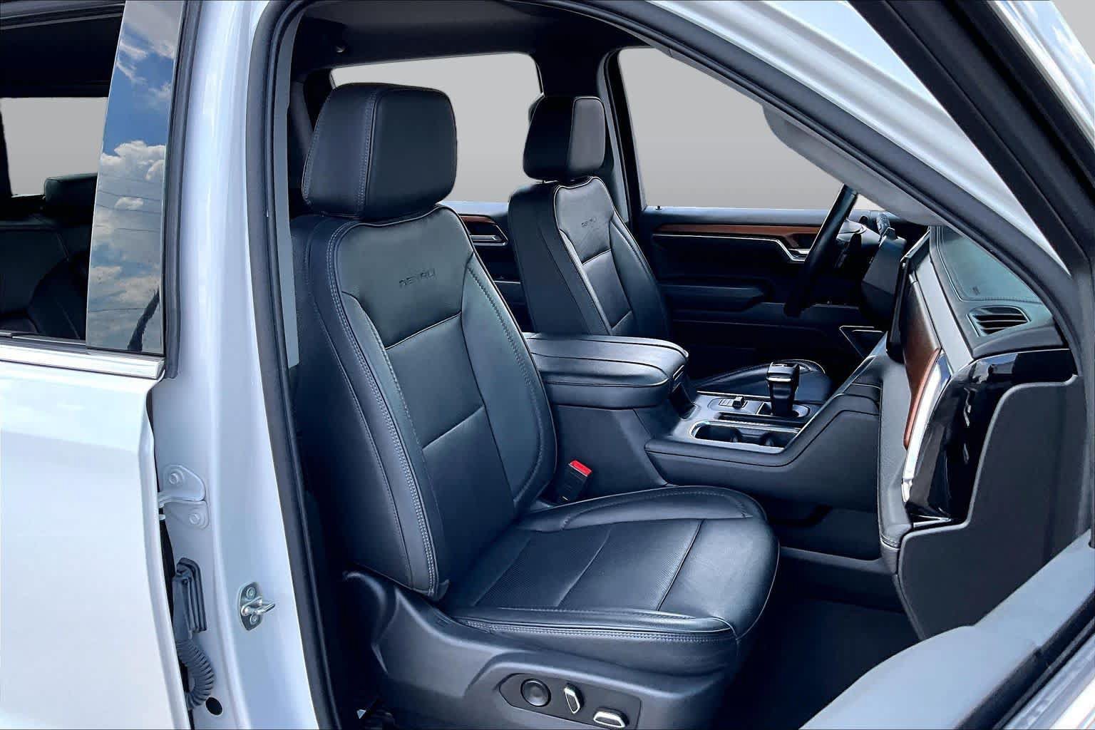 Used 2023 GMC Sierra 1500 Denali w/ Technology Package AWD/4WD image 9