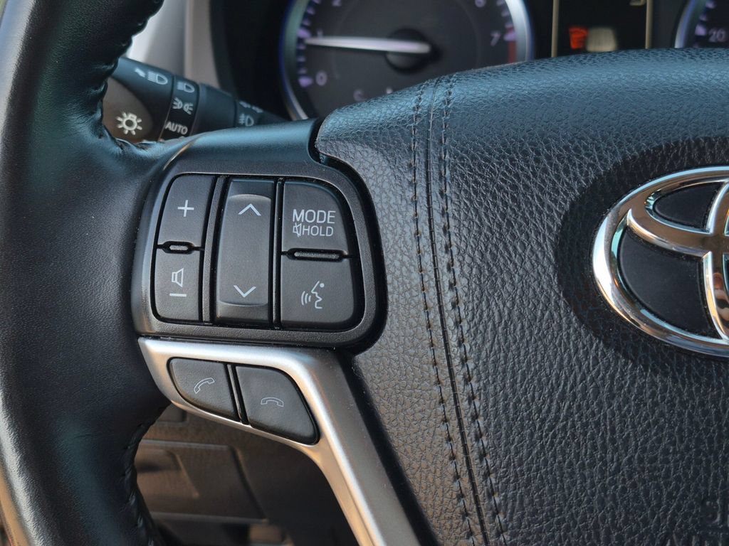 Used 2019 Toyota Highlander Limited FWD image 23