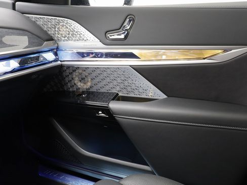 Certified 2025 BMW 760i xDrive w/ Executive Package image 13