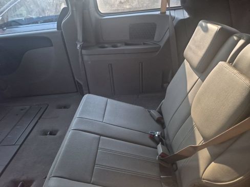 Used 2016 Chrysler Town & Country Touring FWD image 20