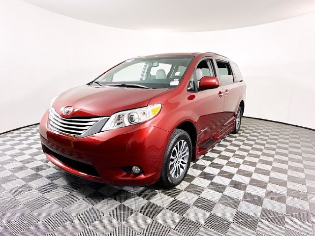 Used 2016 Toyota Sienna XLE w/ XLE Navigation Package FWD image 3