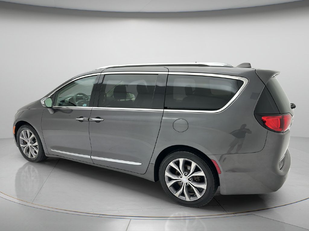 Used 2018 Chrysler Pacifica Limited w/ Tire & Wheel Group FWD image 4