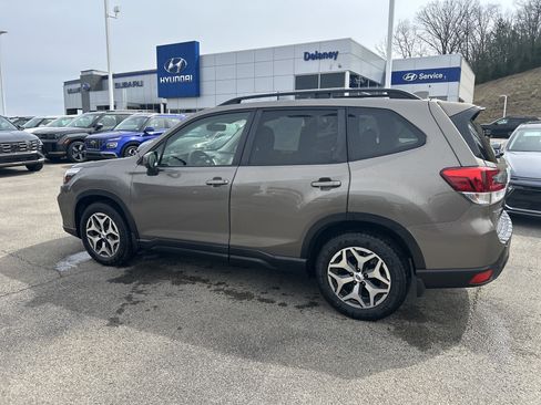 Used 2019 Subaru Forester Premium w/ All-Weather Package image 12