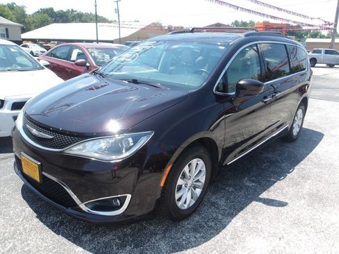 Used 2017 Chrysler Pacifica Touring-L FWD image 3