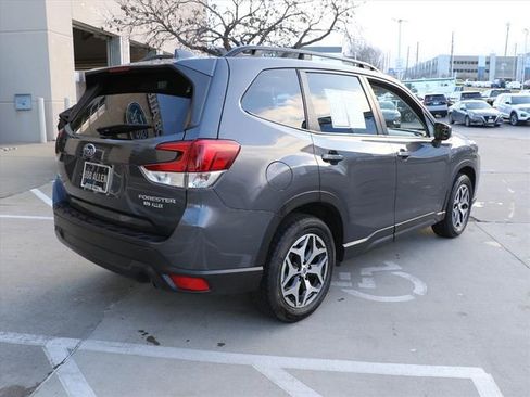 Used 2023 Subaru Forester Premium image 5