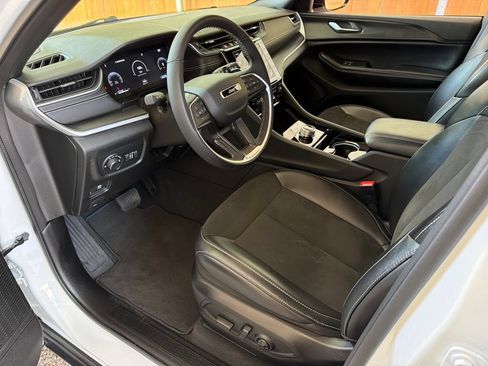 Used 2023 Jeep Grand Cherokee L Laredo RWD image 2