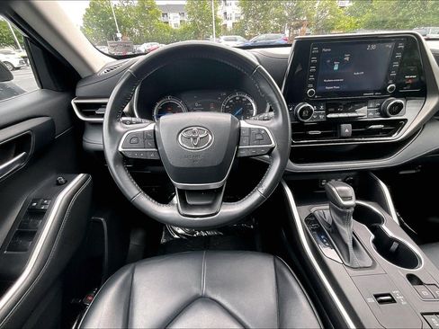 Used 2022 Toyota Highlander XLE AWD/4WD image 5