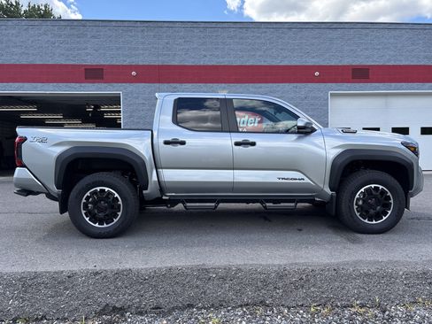 Certified 2026 Toyota Tacoma TRD Off-Road AWD/4WD image 2