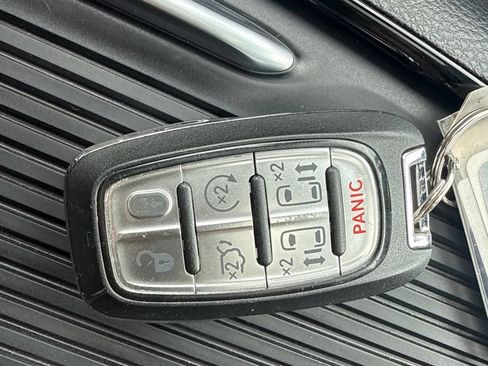 Used 2026 Chrysler Pacifica Limited FWD image 26