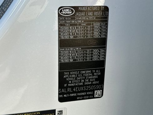 Used 2025 Land Rover Discovery Dynamic SE AWD/4WD image 29