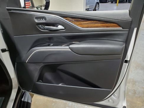 Used 2021 Cadillac Escalade Premium Luxury AWD/4WD image 17