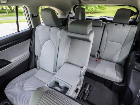 Used 2022 Toyota Highlander LE AWD/4WD image 14