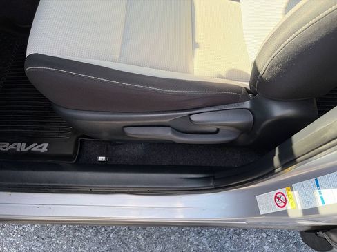 Used 2018 Toyota RAV4 XLE AWD/4WD image 17