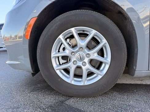 Used 2023 Chrysler Pacifica Touring-L image 10
