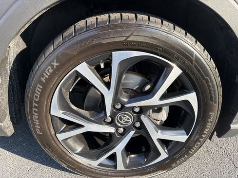 Used 2022 Toyota C-HR XLE image 31