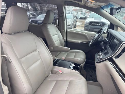 Used 2017 Toyota Sienna XLE w/ XLE Navigation Package image 20