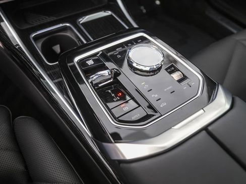 Certified 2025 BMW 740i RWD image 16