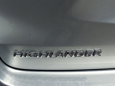 Used 2017 Toyota Highlander XLE w/ Carpet Mat Package AWD/4WD image 24