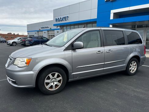 Used 2013 Chrysler Town & Country Touring image 1
