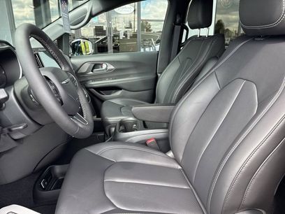 New 2026 Chrysler Pacifica Select