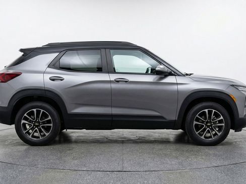 Used 2025 Chevrolet TrailBlazer LT image 11