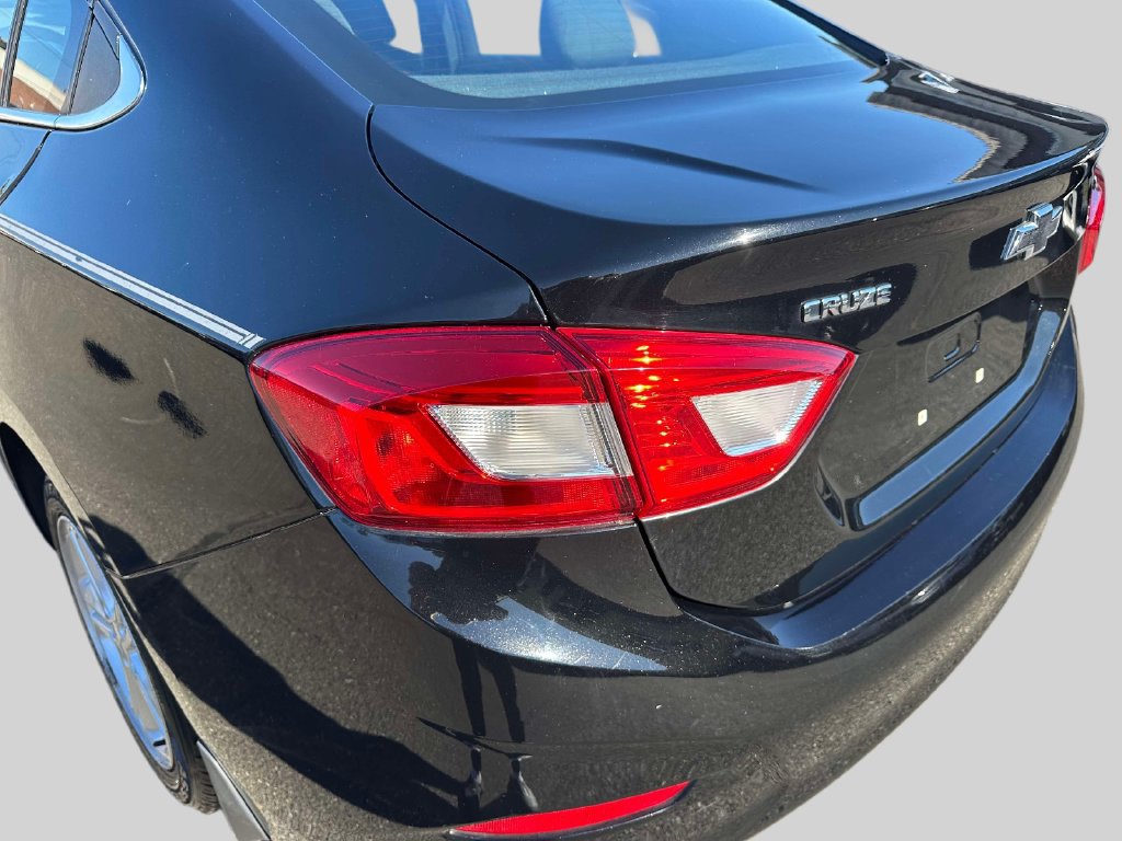 Used 2018 Chevrolet Cruze LT w/ Convenience Package FWD image 8