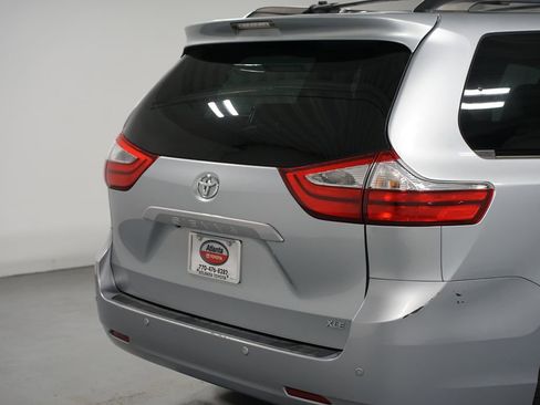 Used 2017 Toyota Sienna XLE image 9