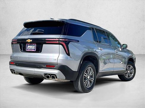 Used 2024 Chevrolet Traverse LT FWD image 2