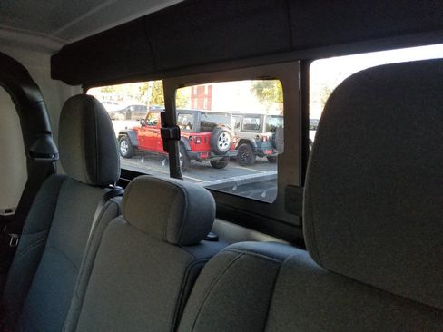 Certified 2024 Jeep Gladiator Sport image 21