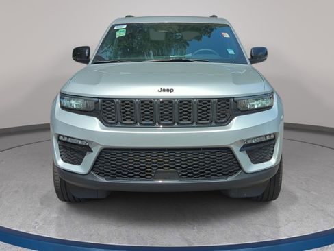 Used 2025 Jeep Grand Cherokee Limited w/ Black Appearance Package AWD/4WD image 4