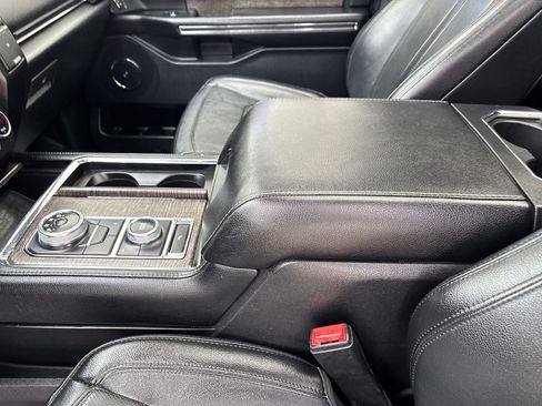 Used 2020 Ford Expedition Limited image 18