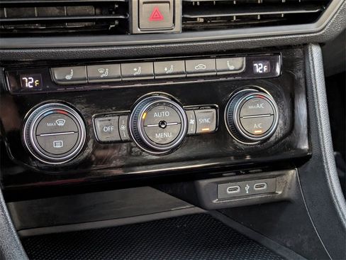 Used 2024 Volkswagen Jetta SE image 17