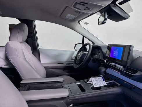 New 2026 Toyota Sienna LE image 32