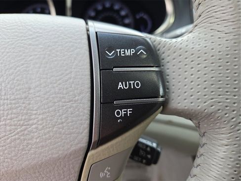 Used 2011 Toyota Avalon Limited image 25