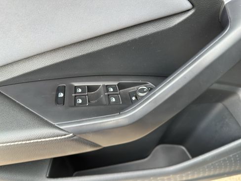 Used 2025 Volkswagen Jetta SE FWD image 11