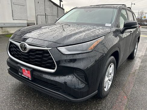 Certified 2023 Toyota Highlander L image 1