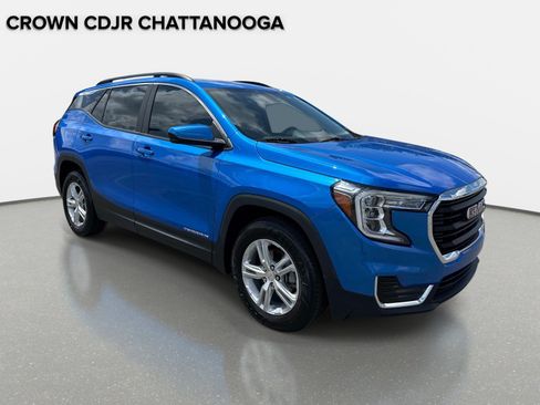 Used 2024 GMC Terrain SLE w/ Driver Convenience Package FWD image 2