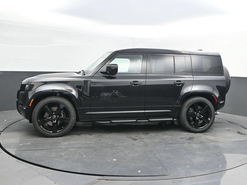 Used 2025 Land Rover Defender 110 V8 AWD/4WD image 2