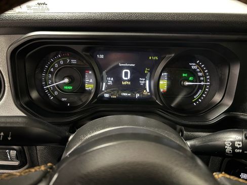 Used 2024 Jeep Wrangler Unlimited image 23