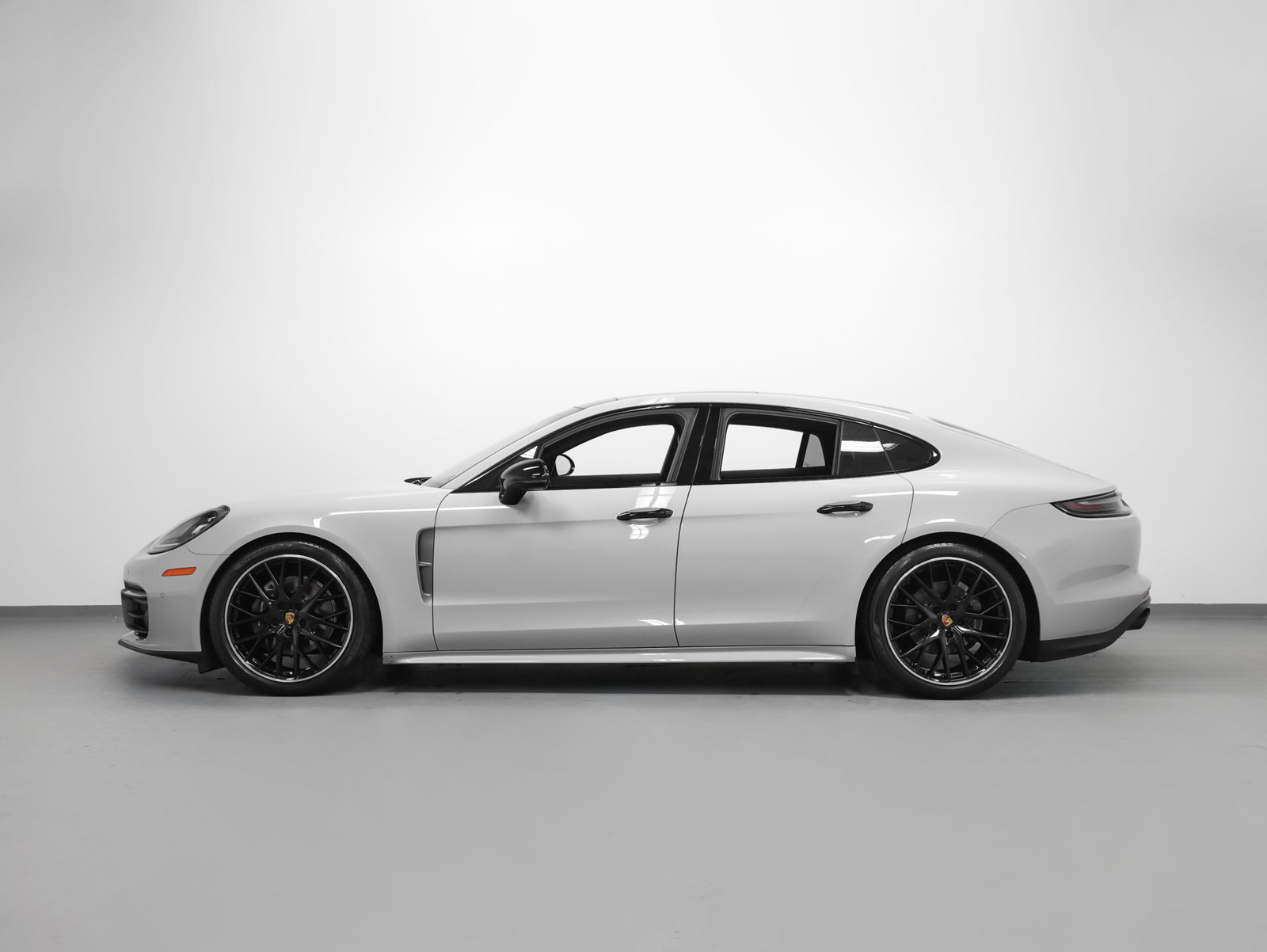 Certified 2023 Porsche Panamera 4 Platinum Edition AWD/4WD image 2
